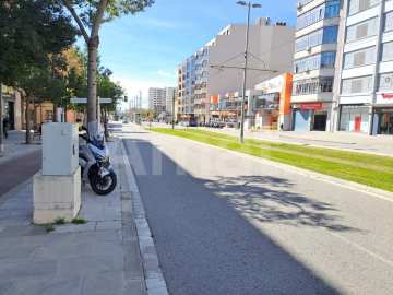 Local comercial a peu de carrer a Avinguda de Cornellà, Esplugues
 -10