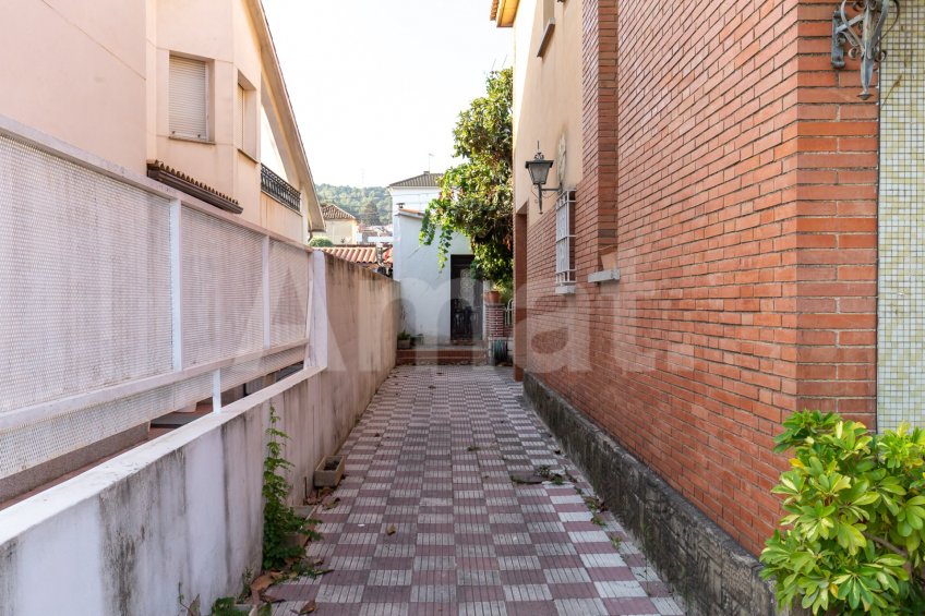 Casa con 2 viviendas, en Santa Maria de Montcada -62