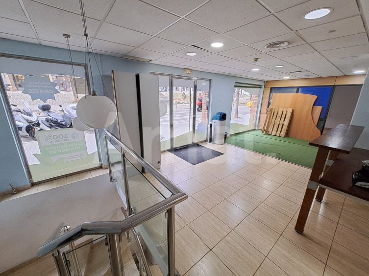 Local comercial de 320 m² en dues plantes a Travessera de Dalt
