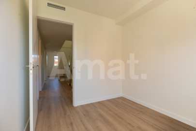 CASTELLBISBAL HOMES  - Casa adossada i nova, al centre -26