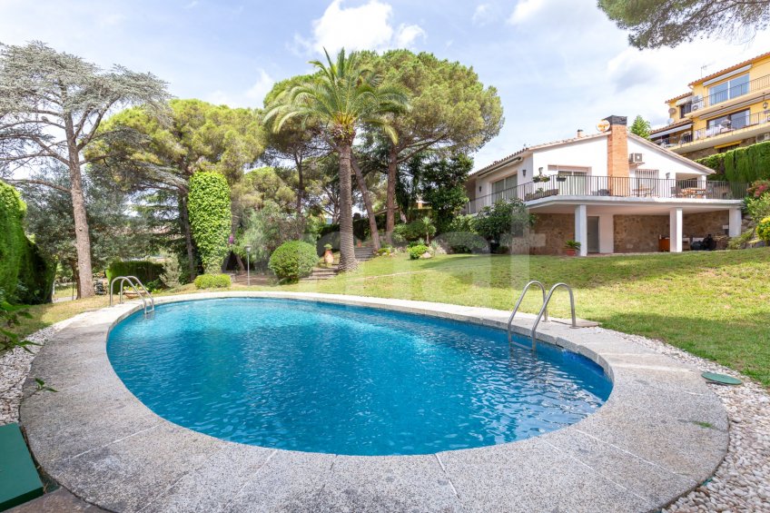 Magnificent detached house with swimming pool and large garden in Cabrils