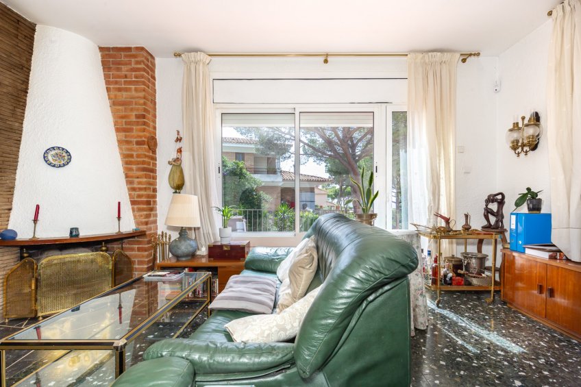 Magnificent detached house with swimming pool and large garden in Cabrils -12