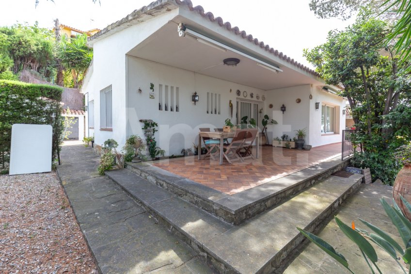 Magnificent detached house with swimming pool and large garden in Cabrils -2