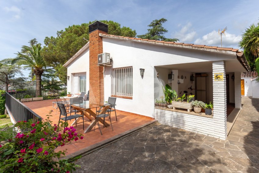 Magnificent detached house with swimming pool and large garden in Cabrils -3