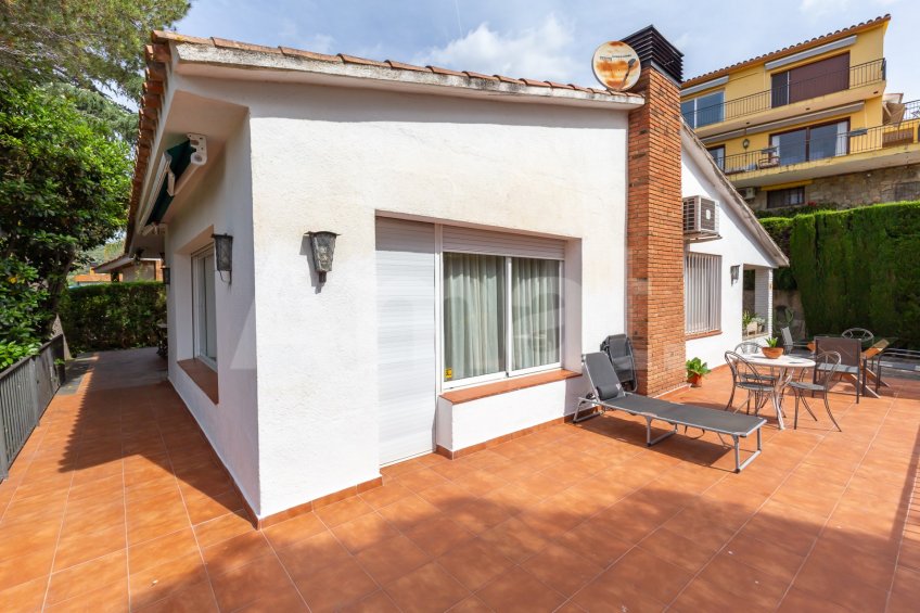 Magnificent detached house with swimming pool and large garden in Cabrils -30