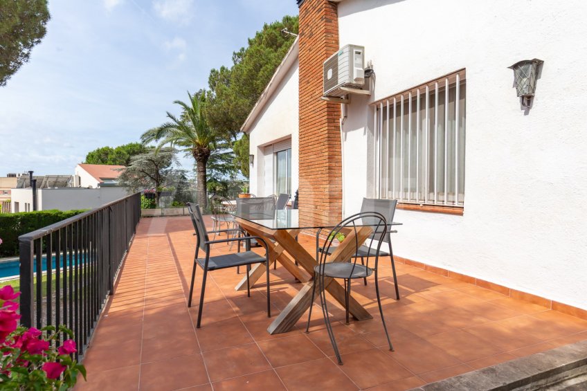Magnificent detached house with swimming pool and large garden in Cabrils -34