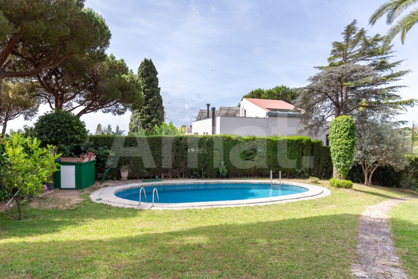 Magnificent detached house with swimming pool and large garden in Cabrils -36