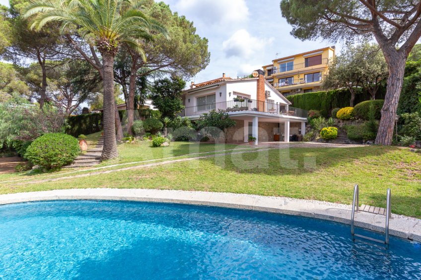 Magnificent detached house with swimming pool and large garden in Cabrils -37