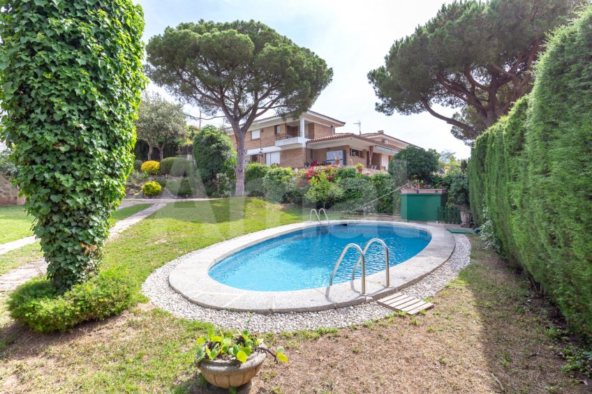 Magnificent detached house with swimming pool and large garden in Cabrils -38