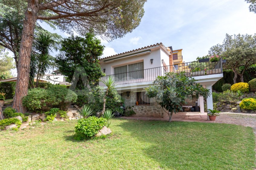 Magnificent detached house with swimming pool and large garden in Cabrils -40