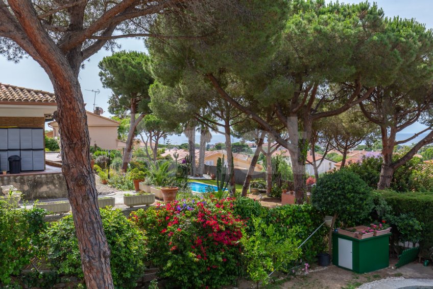 Magnificent detached house with swimming pool and large garden in Cabrils -41