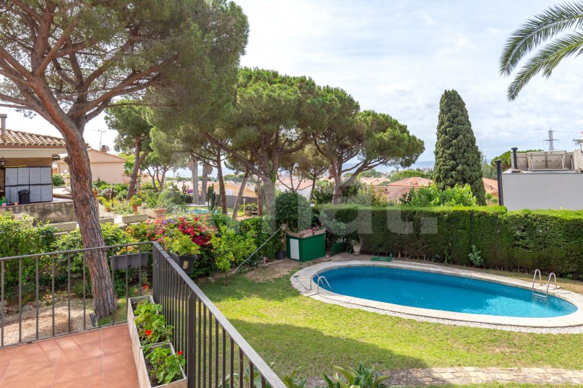 Magnificent detached house with swimming pool and large garden in Cabrils -42