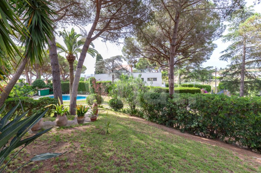 Magnificent detached house with swimming pool and large garden in Cabrils -44