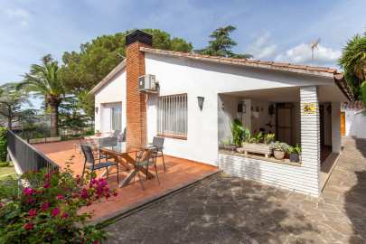 Magnificent detached house with swimming pool and large garden in Cabrils -3