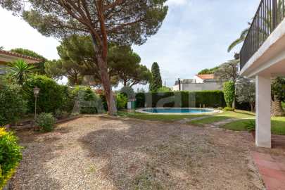 Magnificent detached house with swimming pool and large garden in Cabrils -35