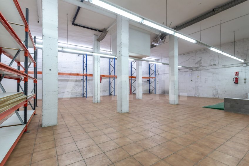 Gran local cantoner de 398 m² a Esplugues, junt a la Ronda de Dalt -17