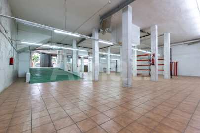 Gran local cantoner de 398 m² a Esplugues, junt a la Ronda de Dalt