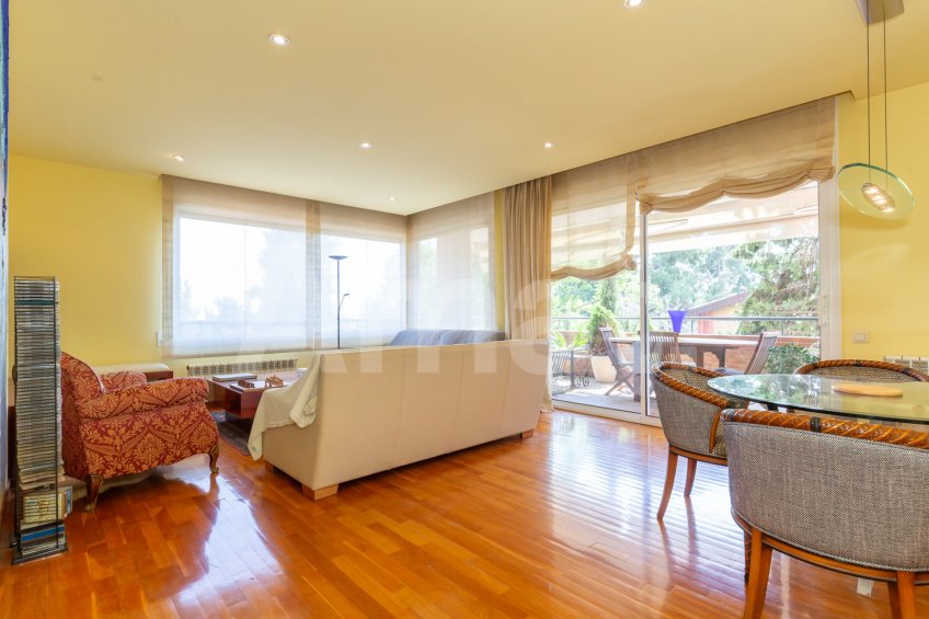 Vivienda única con gran terraza, piscina y excelentes conexiones -11
