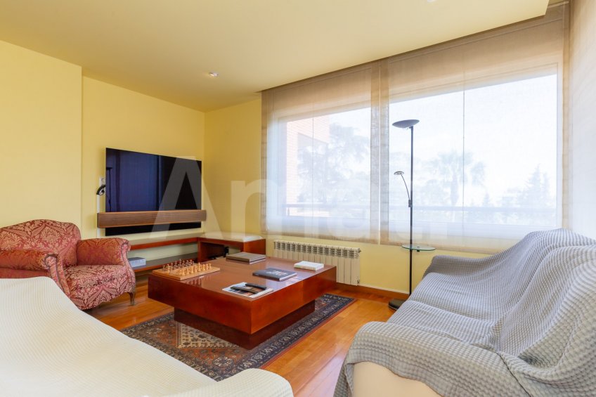 Vivienda única con gran terraza, piscina y excelentes conexiones -12