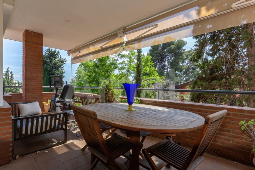 Vivienda única con gran terraza, piscina y excelentes conexiones -3