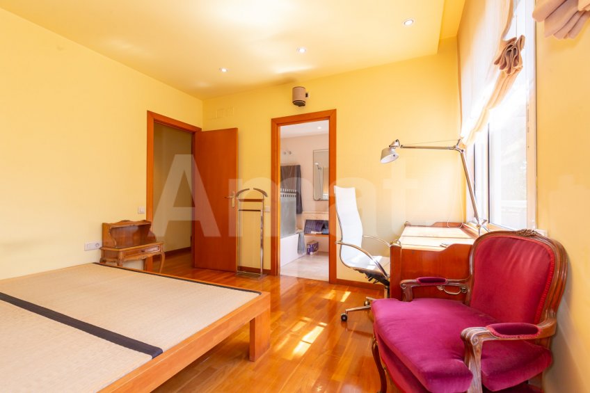 Vivienda única con gran terraza, piscina y excelentes conexiones -4