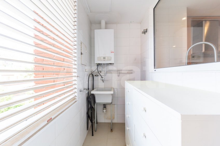 Vivienda única con gran terraza, piscina y excelentes conexiones -8