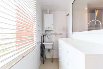 Vivienda única con gran terraza, piscina y excelentes conexiones -8