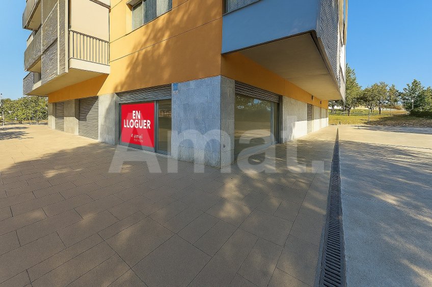 Local esquinero con gran luminosidad y doble acceso en Sant Just -3