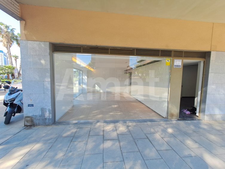 Local esquinero con gran luminosidad y doble acceso en Sant Just -4