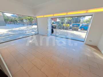 Local esquinero con gran luminosidad y doble acceso en Sant Just