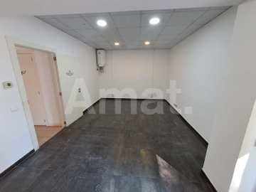 Local esquinero con gran luminosidad y doble acceso en Sant Just -8