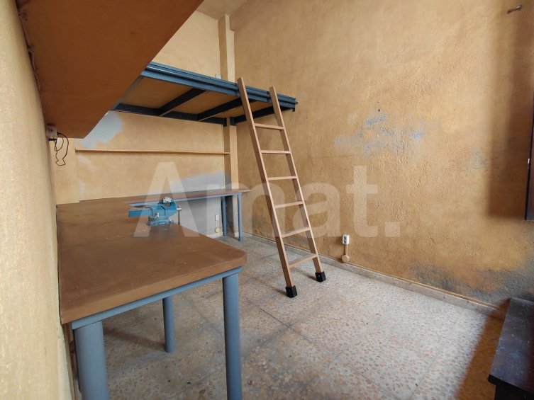 Oportunitat a Gràcia: local compacte amb altell a prop de Joanic. -3