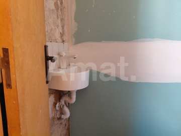 Oportunitat a Gràcia: local compacte amb altell a prop de Joanic. -4