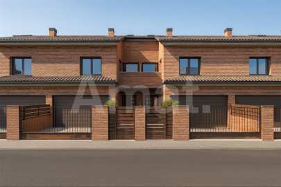 AUTOPROMOCIO BEGUES - Brand new terrace house with 40m2 of garden -3