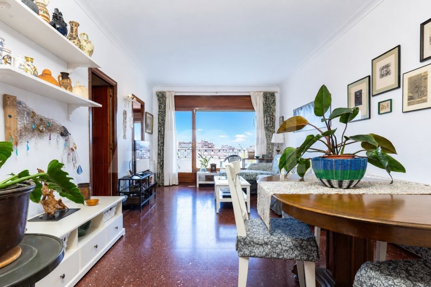 East-facing apartment with balcony and views, in Esquerra Eixample