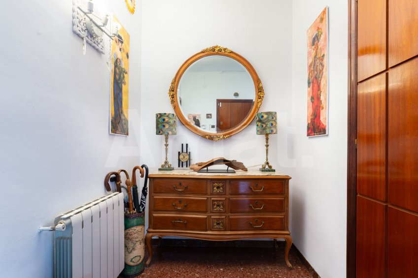 East-facing apartment with balcony and views, in Esquerra Eixample -11