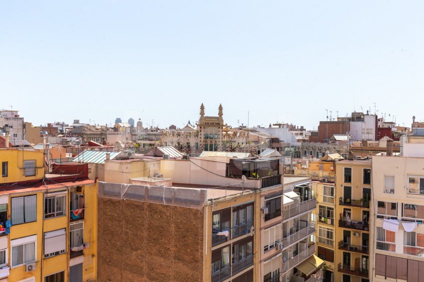 East-facing apartment with balcony and views, in Esquerra Eixample -35