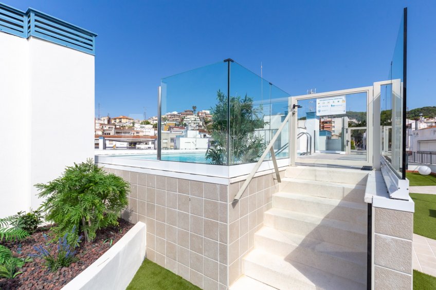 Piso nuevo con terraza, piscina y parking -34