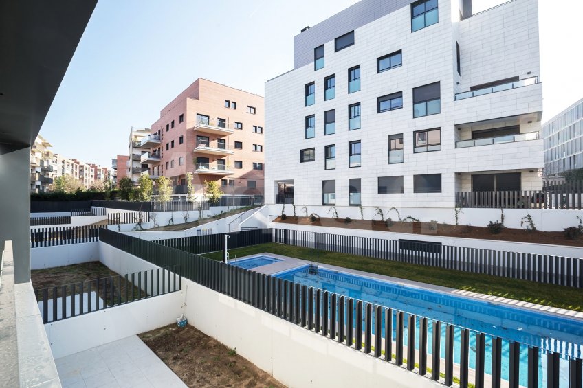 Lluminós pis amb terrassa i piscina a Vollpelleres