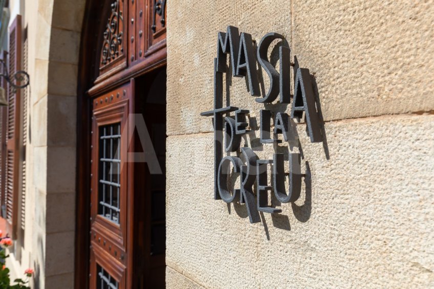 Exclusiva Villa con Masía más 3 viviendas y vistas panorámicas