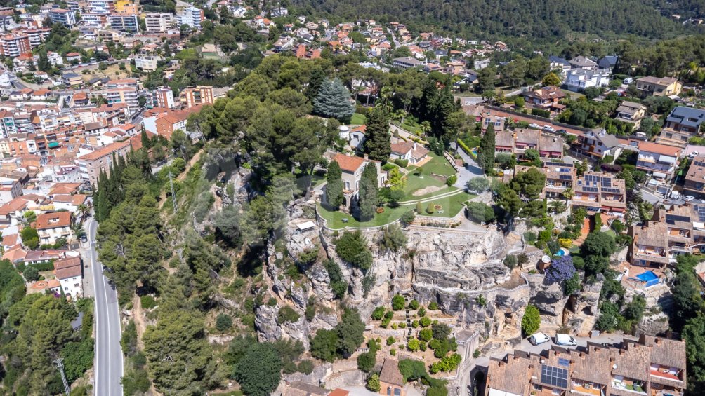 Exclusiva Villa con Masía más 3 viviendas y vistas panorámicas -10