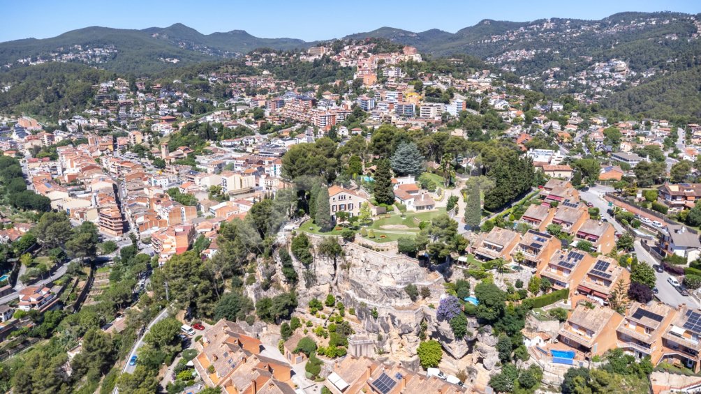 Exclusiva Villa con Masía más 3 viviendas y vistas panorámicas -100