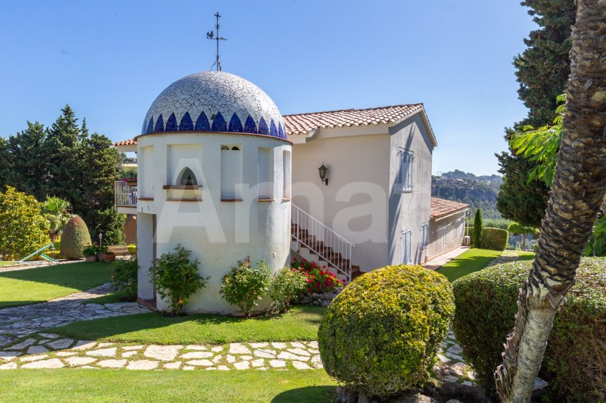 Exclusiva Villa con Masía más 3 viviendas y vistas panorámicas -111