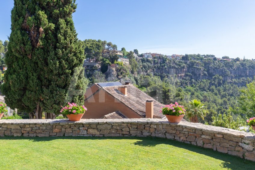 Exclusiva Villa con Masía más 3 viviendas y vistas panorámicas -12