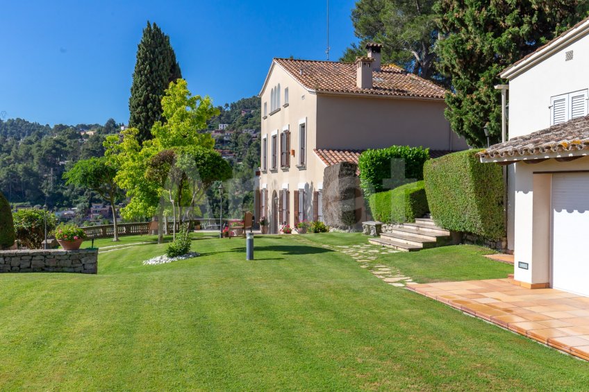 Exclusiva Villa con Masía más 3 viviendas y vistas panorámicas -15