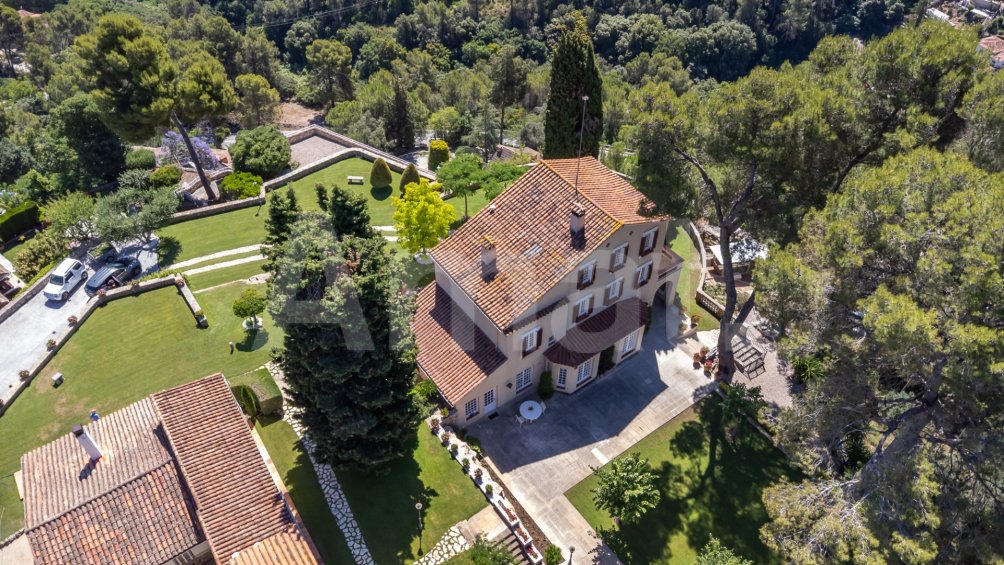 Exclusiva Villa con Masía más 3 viviendas y vistas panorámicas -16