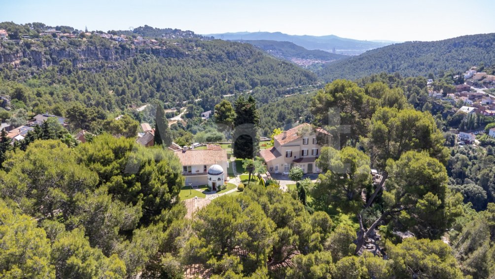 Exclusiva Villa con Masía más 3 viviendas y vistas panorámicas -18