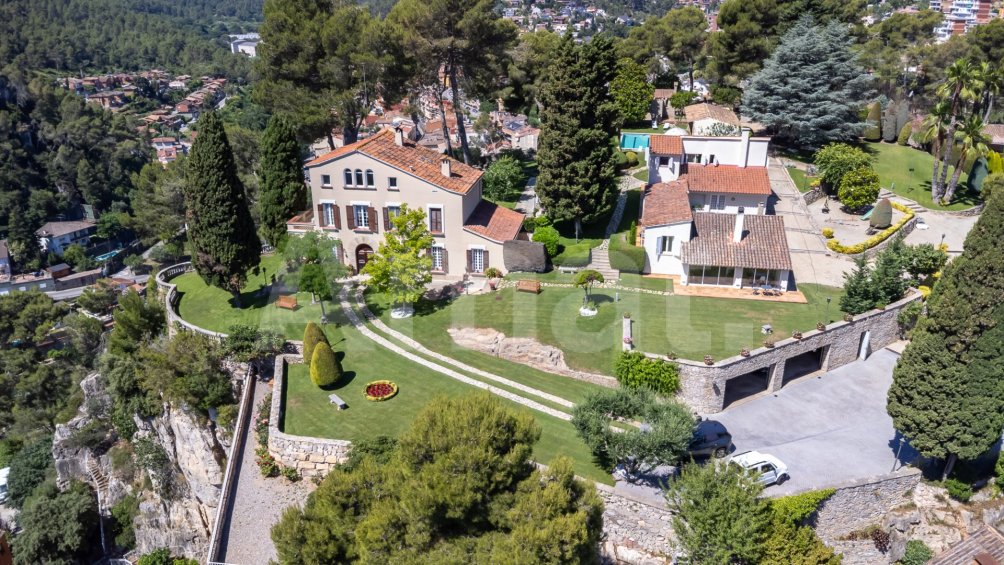 Exclusiva Villa con Masía más 3 viviendas y vistas panorámicas -2