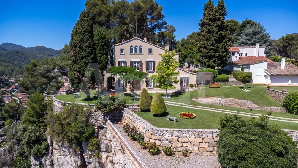 Exclusiva Villa con Masía más 3 viviendas y vistas panorámicas -21