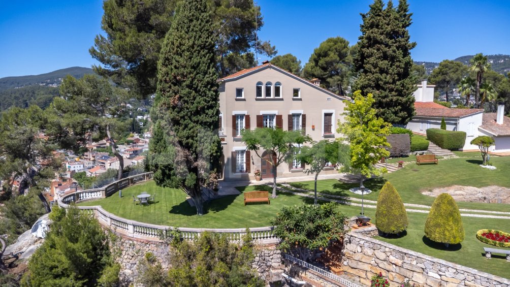 Exclusiva Villa con Masía más 3 viviendas y vistas panorámicas -29